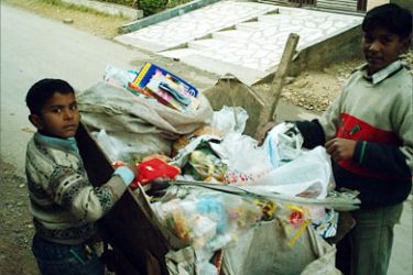 القمامة مصدر رزق لآلاف الباكستانيين
