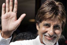 (FILES) In this picture taken 17 December 2005, Indian actor Amitabh Bachchan waves to his fans as he leaves the Lilavati Hospital in Mumbai. Film industry giant Bachchan,has returned to hospital 31 January 2005