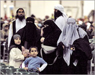 مسلمون بريطانيون يتجمعون في ساحة في لندن للاستماع لبعض الخطباء (الفرنسية-أرشيف) 