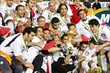 f_Egyptian team members celebrate after their team won against the Ivory Coast Elephants 4-2 in penalties in the final game of the African Nations Cup (CAN), held in Cairo 10 February 2006. AFP PHOTO/ISSOUF SANOGO