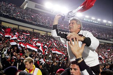 f_Egyptian coach Hassan Shehata is carried on fans shoulders as he tours the pitch celebrating his team victory against the Ivory Coast Elephants 4-2 in penalties in the final game of the African Nations Cup (CAN), held in Cairo 10 February 2006