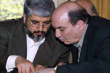 f_Hamas's exilled political chief Khaled Meshaal (L) and Maher Taher, represetative of the Popular Front