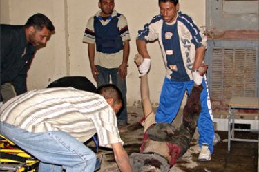 Iraqis carry 26 March 2006 night a body of one of 17 people killed in a clash at a Shiite mosque in al-Shaab district, northeast of Baghdad
