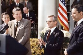 f_US President Ronald Reagan (C) announces in this 05 November 1987 file photo, at