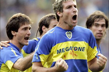 r_Boca Juniors' striker Martin Palermo (C) celebrates with team mates Guillermo Barros Schelotto (L), Rodrigo Palacio (C, back) and Federico Insua after he scored a goal against River Plate during their Argentine First Division soccer match at La Bombonera stadium in Buenos Aires, March 26, 2006. The match ended in a 1-1 draw. REUTERS/Marcos Brindicci