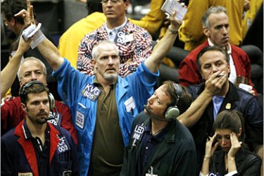 Traders react in the S&P futures pit at the Chicago Mercantile Exchange, May 17, 2006. REUTERS/John Gress