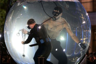 Magician David Blaine is chained up by a diver before attempting to hold his breath for nine minutes, after having being encased in an 8-foot acrylic sphere filled with water at Lincoln Center in New York 08 May 2006.