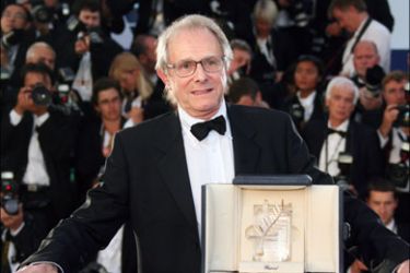 afp - British director Ken Loach poses during a photocall after winning the Palme d'Or during the closing ceremony of the 58th edition of the Cannes International Film Festival on