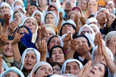 f_Kashmiri Muslim women gesture as they pray at the shrine of Peer Dastageer in Srinagar, 10 May 2006