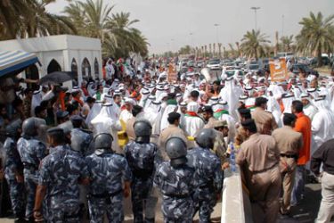 About 30 Kuwaiti reformist lawmakers gather 16 May 2006 outside the parliament building in Kuwait city, where hundreds of members of the elite special forces armed