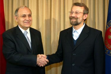 Iran's chief nuclear negotiator Ali Larijani (R) and Secretary General of Turkey's National Security Council, Yigit Alpogan shake hands in Ankara 08 May, 2006