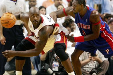 Miami Heat center Shaquille O'Neal (L) is defended by Detroit Pistons center Ben Wallace during their NBA Eastern Conference Finals Game 3 playoff match-up against the Detroit Pistons in Miami, Florida, May 27, 2006. O'Neal had 27 points as the Heat defeated the Pistons 98-83 to take a 2-1 series lead.