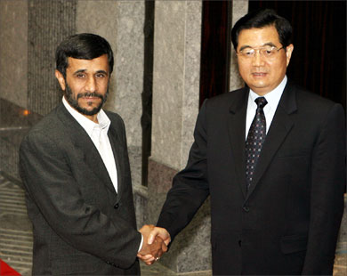 الرئيس الصيني هو جينتاو مستقبلا نظيره الإيراني محمود أحمدي نجاد في شنغهاي(الفرنسية-أرشيف)