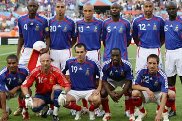 r_France's national soccer team players pose for a team photo before their Group G World Cup 2006 soccer match against Togo in Cologne June 23, 2006. Back row from left: Patrick Vieira, David Trezeguet, Mikael Silvestre, William Gallas, Thierry Henry and Lilian Thuram. Front row from left: Florent Malouda, Fabien Barthez, Willy Sagnol, Claude Makelele and Franck Ribery. FIFA RESTRICTION - NO MOBILE USE REUTERS/Charles Platiau (GERMANY)
