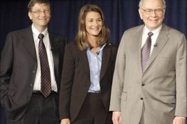 f_Microsoft co-founder and chairman Bill Gates (L), his wife Melinda Gates (C) and US investment guru Warren Buffett (R) pose for photographers during a news conference 26 June 2006 in New York