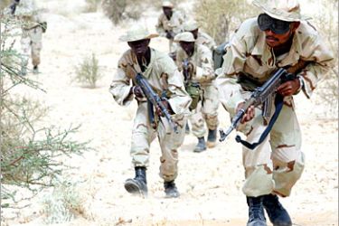 REUTERS/ Malian soldiers train during exercises under the supervision of U.S. Secial Forces near the Malian desert city of Timbuktu in this March 17, 2004 file photo. Malian Tuareg rebels holed