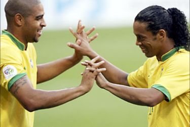 r_Brazil's Adriano (L) and Ronaldinho celebrate after Adriano scored against Australia during their Group F World Cup soccer match in Munich June 18, 2006. REUTERS/Adnan Hajj (GERMANY)