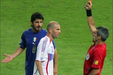 f_French midfielder Zinedine Zidane (C) receives a red card from referee Horacio Elizondo of Argentina (R) for head-butting Italian defender Marco Materazzi in extra time as Italian midfielder Gennaro Gattuso (L) looks on during the World Cup 2006 final football match between Italy and France at Berlin's Olympic Stadium, 09 July 2006. AFP PHOTO / ROBERTO SCHMIDT