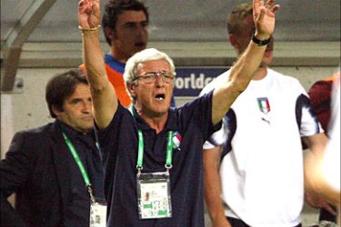 f_Head coach of the Italian team Marcello Lippi gestures to his players during the 2006 Football World Cup semi-final match between Germany and Italy 04 July 2006