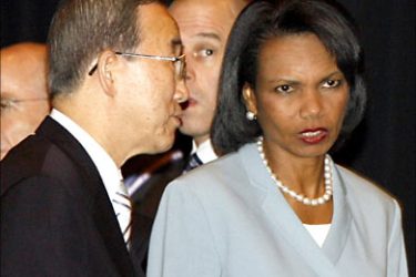 f_US Secretary of State Condoleezza Rice (R) chats with South Korean Foreign Minister Ban Ki-Moon (L) while waiting for their Chinese counteraprts to arrive during multilateral
