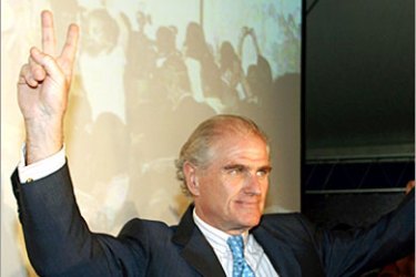 REUTERS /Ramon Calderon flashes a victory sign as he celebrates after declaring himself the winner of Real Madrid soccer club's presidential election in Madrid July 2, 2006.
