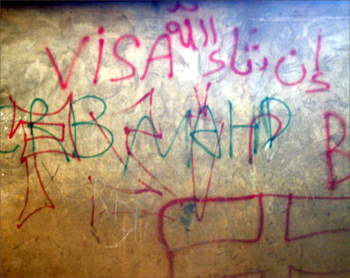 كتابات حائطية في الجزائر تشير إلى تداخل الفرنسية والعربية (الجزيرة نت-أرشيف)