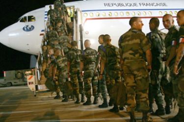 French Engineer soldiers, based in St Christol, board a plane to join the Baliste operation in Lebanon at the military base of Istres early 27 August 2006, southern France.