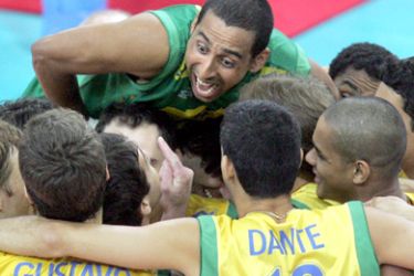 AFP/Brazilian players jubilate after defeating France 3-2 in the FIVB World Volleyball League final, 27 August 2006 in Moscow.