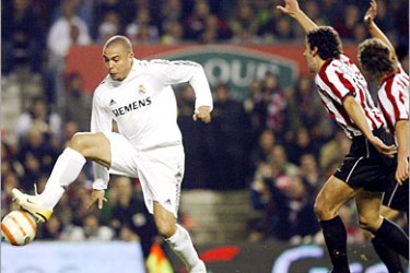 AFP(FILES) - Picture taken 10 February 2006 of Real Madrid's Brazilian Ronaldo controling the ball next to Athletic Bilbao's Ustaritz Aldekoaotalora (2R), during a Spanish league