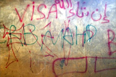كتابات حائطية في الجزائر حول أمل الحصول على تأشيرة وهجرة البلاد