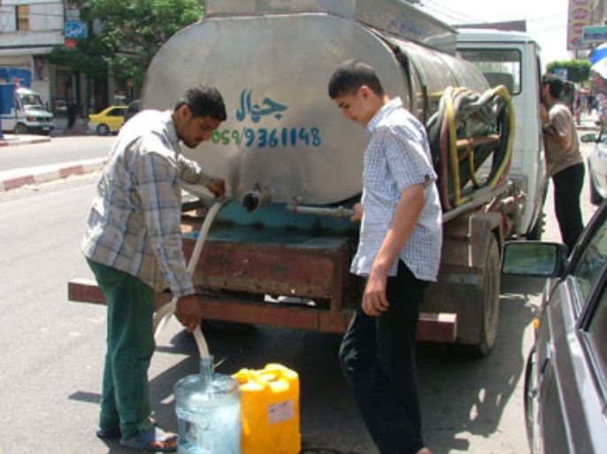 تردى مياه الشرب تدفع السكان لشراء المياه المحلاة في غزة