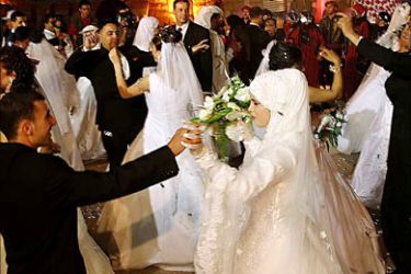 f_Lebanese brides and grooms dance late 17 September 2006 during a mass wedding ceremony in the village of al-Khiara, in western Bekaa valley, east Lebanon. More than 25 couples celebrated their wedding under the auspice of the Saudi Arabian Popular Committee