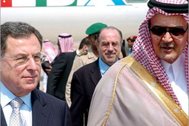 AFP / Saudi Arabia's Foreign Minister Saud al-Faisal (R) greets Lebanese Prime Minister Fuad Siniora (L) upon his arrival to Jeddah, 10 September 2006. Siniora's visit aims at thanking