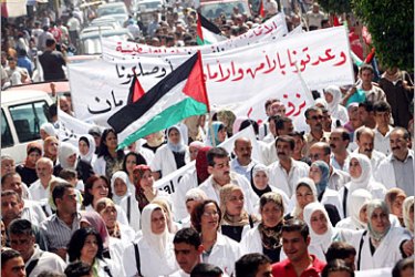 AFP / Palestinian government employees and their families demonstrate on the seventh day of a general strike in the West Bank town of Jenin, 09 September 2006. The Hamas-