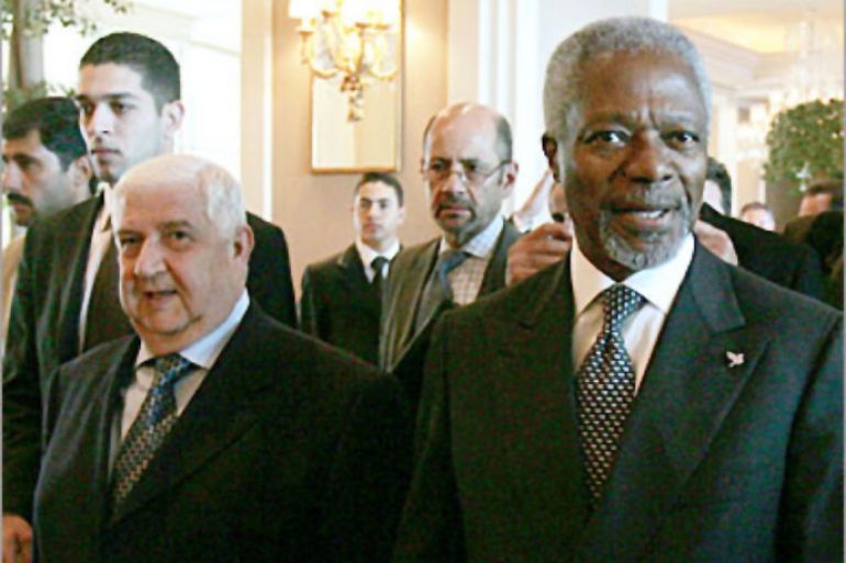 AFP / UN Secretary General Kofi Annan (C) arrives with Syrian Foreign Minister Walid Muallem (L) at a hotel in Damascus, 31 August 2006. Annan arrived today in Syria for talks on