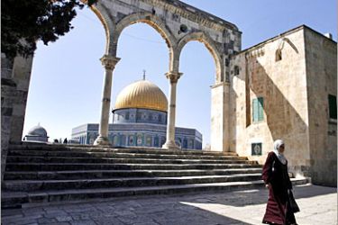 REUTERS /Woman walks outside the Al Aqsa mosque during the Muslim fasting month of Ramadan in Jerusalem September 28, 2006. Muslims across the world abstain from eating,