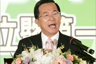 REUTERS /Taiwan's President Chen Shui-bian delivers a speech during the anniversary ceremony of the ruling Democratic Progressive Party in Taipei September 28, 2006.