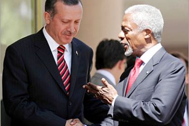 REUTERS /Turkey's Prime Minister Tayyip Erdogan (L) welcomes U.N. Secretary-General Kofi Annan at the entrance of his office in Ankara September 6, 2006. REUTERS/Umit Bektas