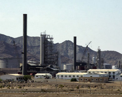 A partial view of Aden oil refinery in Yemen, 15 September 2006. Four bombers and a security guard were killed today when Yemeni security forces foiled twin suicide bombings