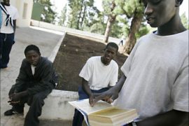 f_A young African immigrant reads in a school yard at a specialised centre in Nivaria on the Spanish Canary island of Tenerife, 01 September 2006. The 80 minors,