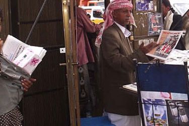 بائع صحف في كشك باليمن