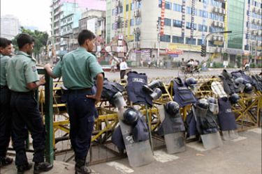 r_Police stand beside a barricade in Dhaka October 28,2006. Fresh uncertainty shrouded Bangladesh's turbulent political scene on Saturday after a presidential spokesman said the