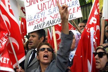 f_Protesters shout slogans against France and make nationalist gestures during a demonstration in front of the French Embassy in Ankara, 12 October 2006.
