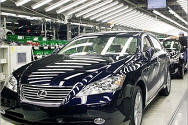 AFP / Workers at Japan's auto giant Toyota motor inspect newly assembled LEXUS cars at the company plant in Miyata city Fukuoka prefecture, 02 October 2006. More than 170,000 of