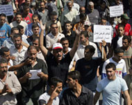 مظاهرة للموظفين الموالين لفتح ضد سياسة الحكومة المقالة بغزة (الفرنسية-أرشيف) 