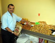 التونسيون يسيطرون على صناعة الحلوى بالأحياء العربية (الجزيرة نت)