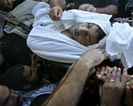 
فلسطينيون يشيعون جنازة أحد كوادر فتح الذي قتل برصاص مسلحين بغزة (الفرنسية)فلسطينيون يشيعون جنازة أحد كوادر فتح الذي قتل برصاص مسلحين بغزة (الفرنسية)