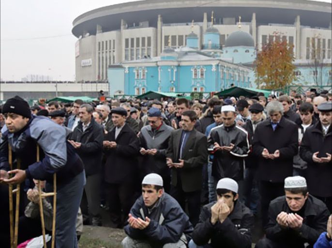 Russian muslims pray in front of the main Mosque in Moscow, 23 October 2006, during the Eid al-Fitr (Uraza Bairam) celebration, the feast marking the end of the Muslim