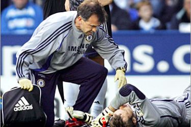 f - (FILES) - Chelsea's goalkeeper Petr Cech lies injured after an early tackle during the Premiership football match at Madejski Stadium in Reading, 14 October 2006. Cech has