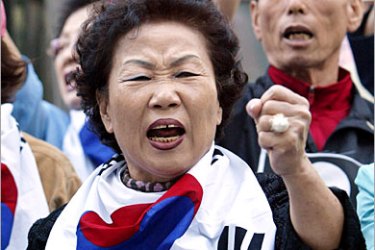 REUTERS/ An anti-North Korea protester shouts slogans in Seoul October 12 2006 at a rally demanding a halt in the running of Kaesong industrial park and Mount Kumgang tours in